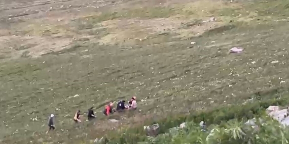 Kontrolden Çıkan Araç Uçurumdan Aşağı Düştü: 2 Yaralı Kontrolden Çıkan Araç Uçurumdan Aşağı Düştü: 2 Yaralı