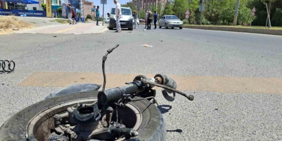 Kontrolden Çıkan Hafif Ticari Araç, Park Halindeki İki Araçla Çarpıştı