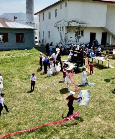 koy-cocuklarinin-ucurtma-hayali-gerceklesti-gokyuzu-renkleniyor-SVGP8Cdl.jpg