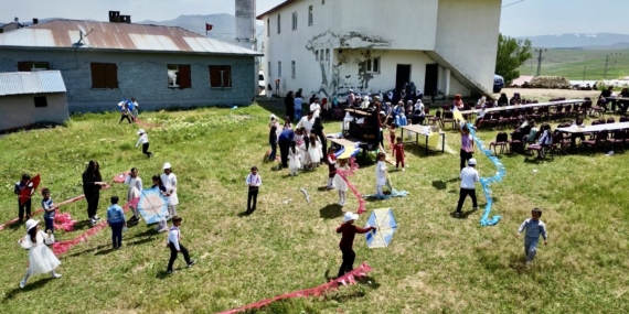 Köy Çocuklarının Uçurtma Hayali Gerçekleşti: Gökyüzü Renkleniyor Köy Çocuklarının Uçurtma Hayali Gerçekleşti: Gökyüzü Renkleniyor