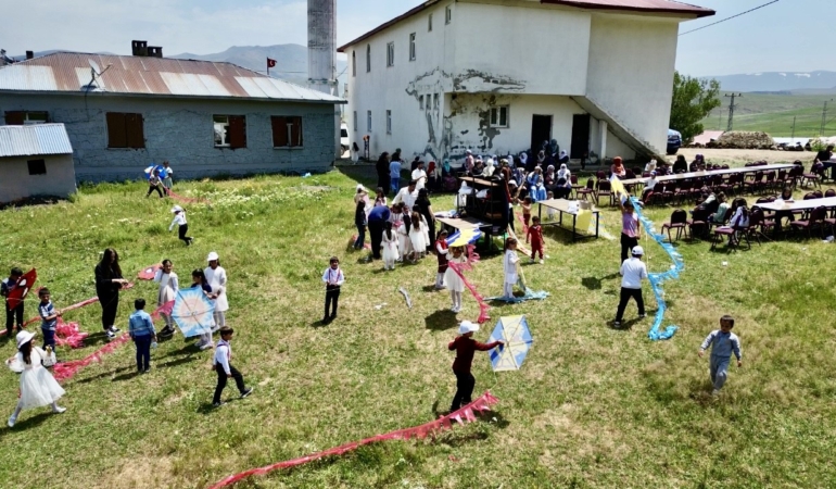 koy-cocuklarinin-ucurtma-hayali-gerceklesti-gokyuzu-renkleniyor-SVGP8Cdl.jpg