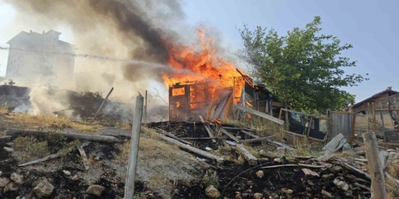 Malatya'da Araç ve Baraka Yangını: Olayın Detayları ve Sebepleri Malatya’da Araç ve Baraka Yangını: Olayın Detayları ve Sebepleri