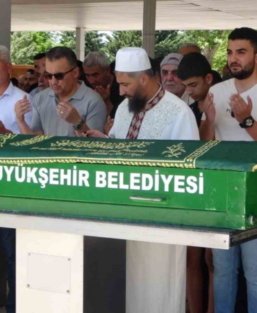 malatyada-denizde-bogulan-baba-ogulun-aci-tabutu-OA2zmPt9.jpg