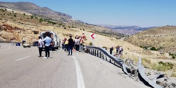 Malatya'da Feci Kaza: Otomobil Bariyerlere Çarptı, 1 Kişi Hayatını Kaybetti, 2 Yaralı Malatya’da Feci Kaza: Otomobil Bariyerlere Çarptı, 1 Kişi Hayatını Kaybetti, 2 Yaralı