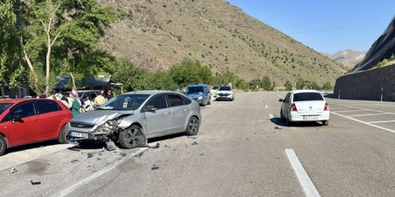 Malatya'da İki Otomobilin Çarpışması Sonucu Bir Kişi Yaralandı Malatya’da İki Otomobilin Çarpışması Sonucu Bir Kişi Yaralandı