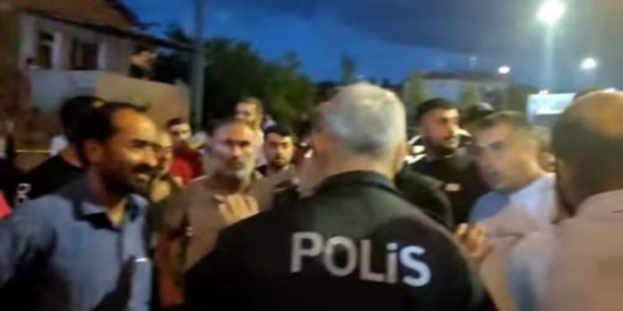 Malatya'da Kaza Sonrası Vatandaşların Yolu Ulaşıma Kapattığı Anlar Malatya’da Kaza Sonrası Vatandaşların Yolu Ulaşıma Kapattığı Anlar