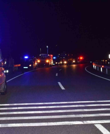 malatyada-kontrolden-cikan-minibus-devrildi-4-kisi-yaralandi-BHlisdYW.jpg