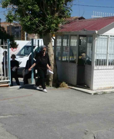 malatyada-tyt-coskusu-veliler-disarida-ogrenciler-sinavda-ter-dokuyor-5UYlcm5T.jpg
