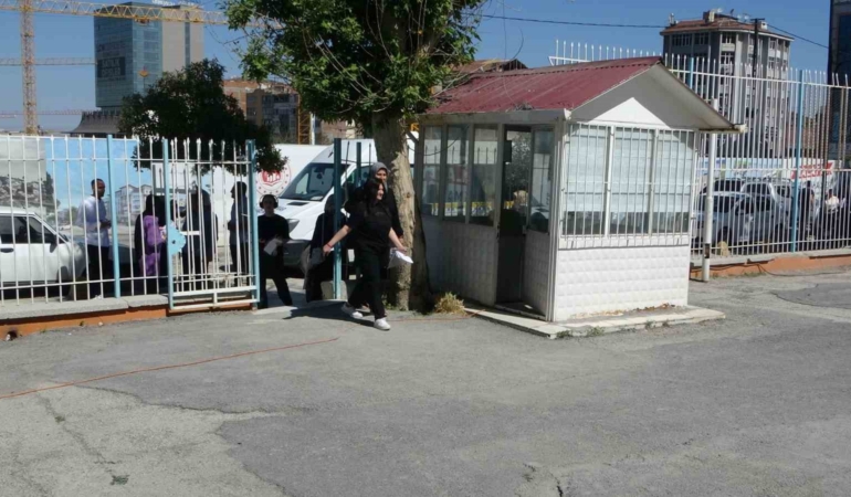 malatyada-tyt-coskusu-veliler-disarida-ogrenciler-sinavda-ter-dokuyor-5UYlcm5T.jpg