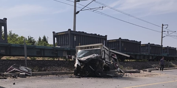 Malatya'da Yük Treni Kamyonete Çarptı: Olayın Ayrıntıları Malatya’da Yük Treni Kamyonete Çarptı: Olayın Ayrıntıları