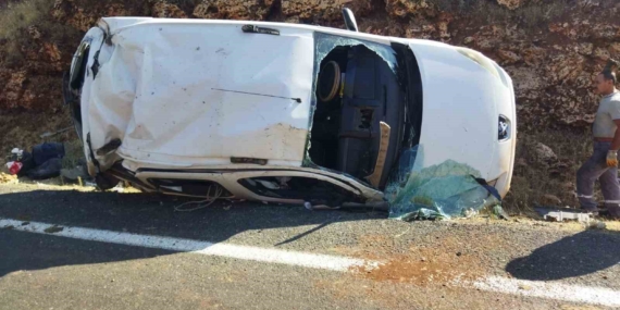 Mardin'de Hafif Ticari Araç Devrildi: 3 Yaralı! Mardin’de Hafif Ticari Araç Devrildi: 3 Yaralı!