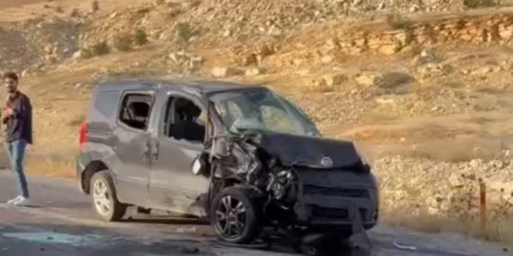 Mardin'de Kamyonet ve Cip Çarpışması: 9 Kişi Yaralandı Mardin’de Kamyonet ve Cip Çarpışması: 9 Kişi Yaralandı