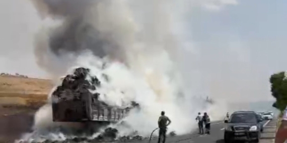 Mardin'de Saman Yüklü Tır Kıyameti: Alevler İçinde Kalan Araç! Mardin’de Saman Yüklü Tır Kıyameti: Alevler İçinde Kalan Araç!