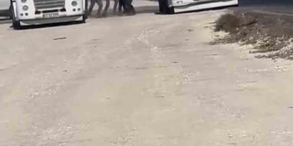 Mardin'de Şoförlerin Ayakkabılı Tekerlekli Yolda Kavgası: Eğlenceli Bir Mücadele! Mardin’de Şoförlerin Ayakkabılı Tekerlekli Yolda Kavgası: Eğlenceli Bir Mücadele!