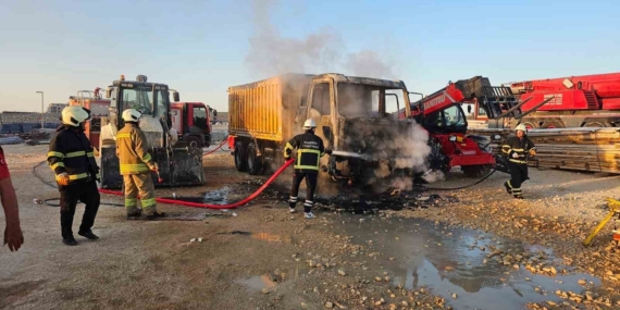 Mardin'de Yangında Kül Olan Hafriyat Kamyonu: Detaylar ve Görgü Tanıkları Mardin’de Yangında Kül Olan Hafriyat Kamyonu: Detaylar ve Görgü Tanıkları