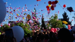 minik-elif-azra-icin-gokyuzune-birakilan-binlerce-renkli-balon-pgIdrGp8.jpg
