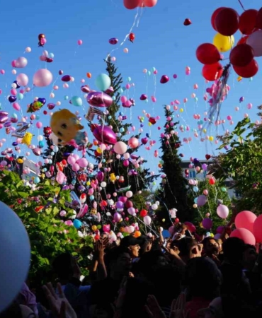 minik-elif-azra-icin-gokyuzune-birakilan-binlerce-renkli-balon-pgIdrGp8.jpg