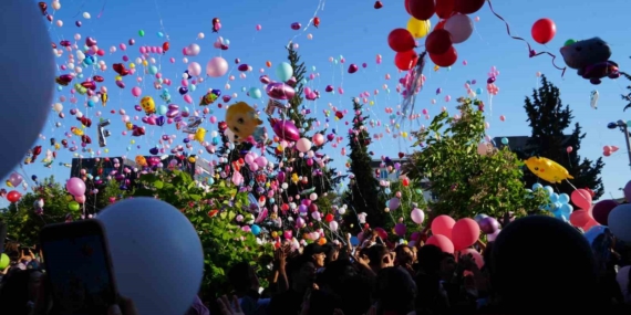 Minik Elif Azra İçin Gökyüzüne Bırakılan Binlerce Renkli Balon Minik Elif Azra İçin Gökyüzüne Bırakılan Binlerce Renkli Balon