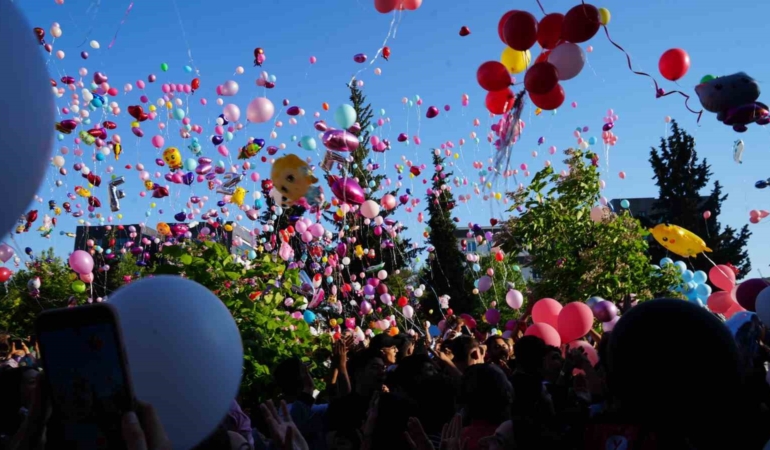 minik-elif-azra-icin-gokyuzune-birakilan-binlerce-renkli-balon-pgIdrGp8.jpg