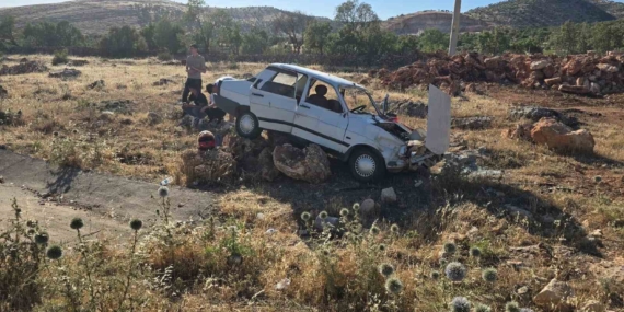 Motosikletle Manevra Yapan Otomobil Şarampole Yuvarlandı: 5 Yaralı! Motosikletle Manevra Yapan Otomobil Şarampole Yuvarlandı: 5 Yaralı!