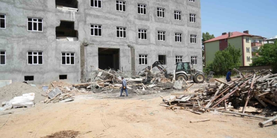 Muş'ta Sundurma Çöktü: İki İşçi Yaralandı Muş’ta Sundurma Çöktü: İki İşçi Yaralandı