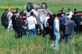 musta-takla-atan-hafif-ticari-aracta-3-kisi-yaralandi-kaza-ani-ve-sonrasi-VJYhVCO7.jpg