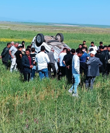 musta-takla-atan-hafif-ticari-aracta-3-kisi-yaralandi-kaza-ani-ve-sonrasi-VJYhVCO7.jpg