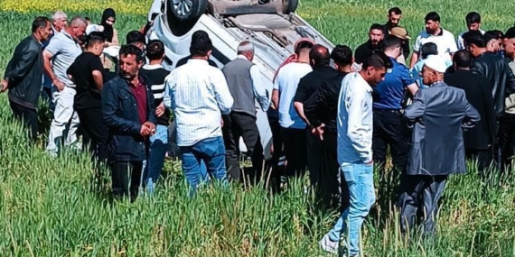 Muş’ta Takla Atan Hafif Ticari Araçta 3 Kişi Yaralandı: Kaza Anı ve Sonrası Muş’ta Takla Atan Hafif Ticari Araçta 3 Kişi Yaralandı: Kaza Anı ve Sonrası