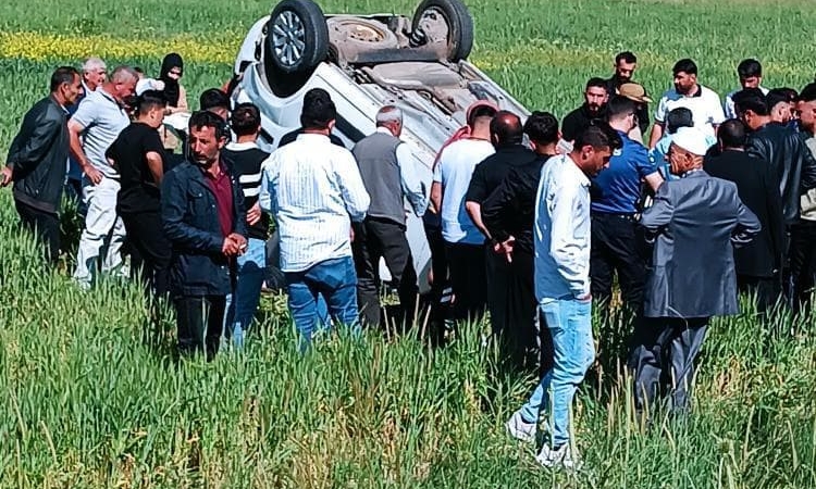 musta-takla-atan-hafif-ticari-aracta-3-kisi-yaralandi-kaza-ani-ve-sonrasi-VJYhVCO7.jpg