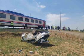 musta-tren-kazasi-otomobile-carpan-tren-1-kisiyi-yaraladi-nInTErem.jpg