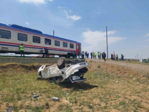 musta-tren-kazasi-otomobile-carpan-tren-1-kisiyi-yaraladi-nInTErem.jpg
