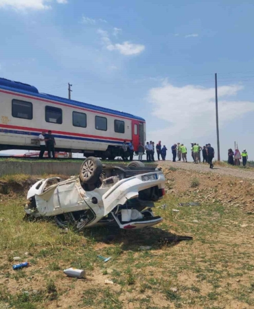 musta-tren-kazasi-otomobile-carpan-tren-1-kisiyi-yaraladi-nInTErem.jpg