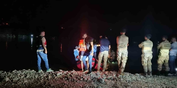 Nehre Giren Balık Tutucu Akıntıya Kapıldı: Arama Kurtarma Çalışmaları Başlatıldı Nehre Giren Balık Tutucu Akıntıya Kapıldı: Arama Kurtarma Çalışmaları Başlatıldı