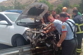 otomobil-bariyerlere-carpti-surucu-yaralandi-kaza-aninin-detaylari-Rz2XJRXC.jpg