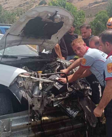 otomobil-bariyerlere-carpti-surucu-yaralandi-kaza-aninin-detaylari-Rz2XJRXC.jpg