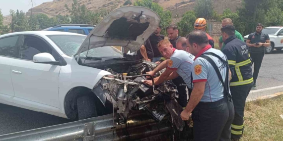Otomobil Bariyerlere Çarptı: Sürücü Yaralandı, Kaza Anının Detayları!