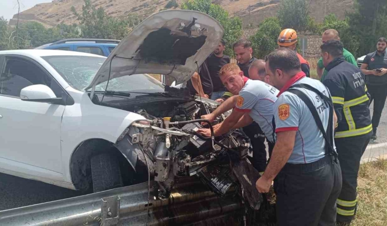 otomobil-bariyerlere-carpti-surucu-yaralandi-kaza-aninin-detaylari-Rz2XJRXC.jpg
