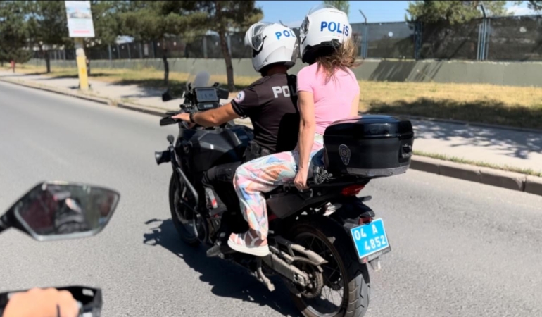 polis-hizla-mudahale-etti-ogrenciler-sinavi-zamaninda-gecti-ApydtVjp.jpg
