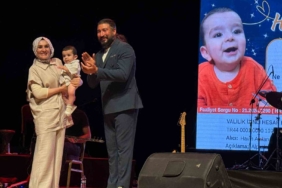 sanatci-ungur-alpaslan-bebek-icin-unutulmaz-bir-konser-gerceklestirdi-aOnQLpDh.jpg