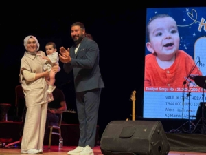 sanatci-ungur-alpaslan-bebek-icin-unutulmaz-bir-konser-gerceklestirdi-aOnQLpDh.jpg