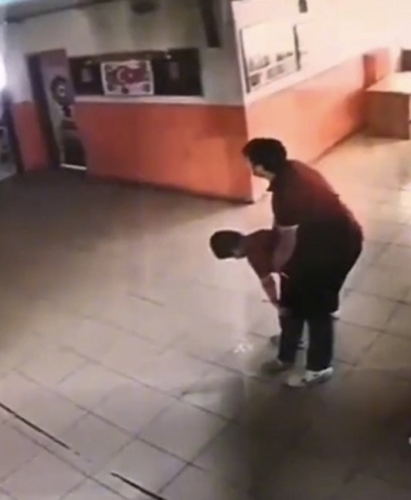 saniyeler-icinde-hayat-kurtaran-ogretmen-ogrencisinin-hayatini-kendi-cani-gibi-savundu-FT33AEEB.jpg