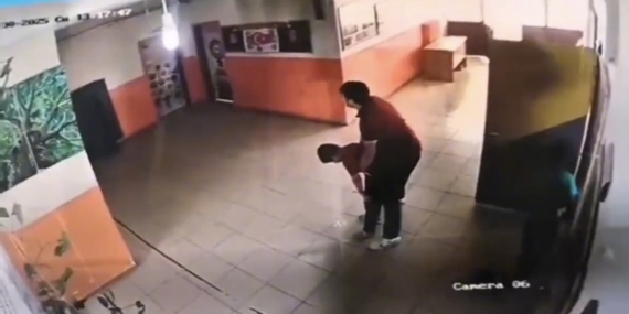 Saniyeler İçinde Hayat Kurtaran Öğretmen: Öğrencisinin Hayatını Kendi Canı Gibi Savundu Saniyeler İçinde Hayat Kurtaran Öğretmen: Öğrencisinin Hayatını Kendi Canı Gibi Savundu