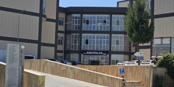 Siirt Üniversitesi'nde Yolsuzluk İddialarına Dair Soruşturma Derinleşiyor Siirt Üniversitesi’nde Yolsuzluk İddialarına Dair Soruşturma Derinleşiyor