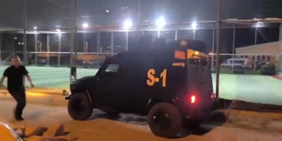 Siirt'te Dehşet Saçan Saldırganın Yakalanma Anı Kameralara Yansıdı Siirt’te Dehşet Saçan Saldırganın Yakalanma Anı Kameralara Yansıdı