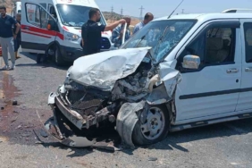 siirtte-iki-hafif-ticari-arac-carpisti-dort-kisi-yaralandi-p61Xwzg6.jpg