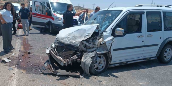 Siirt'te İki Hafif Ticari Araç Çarpıştı: Dört Kişi Yaralandı Siirt’te İki Hafif Ticari Araç Çarpıştı: Dört Kişi Yaralandı