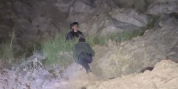 Siirt'te Kayalıktan Düşen Çocuğun Yaralanma Anı ve Sonrası Siirt’te Kayalıktan Düşen Çocuğun Yaralanma Anı ve Sonrası