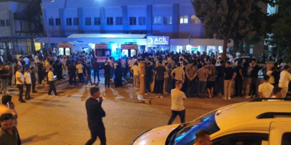 Siirt'teki Düğün Salonuna Yapılan Silahlı Saldırı: 1 Kişi Hayatını Kaybetti, 3 Yaralı Siirt’teki Düğün Salonuna Yapılan Silahlı Saldırı: 1 Kişi Hayatını Kaybetti, 3 Yaralı