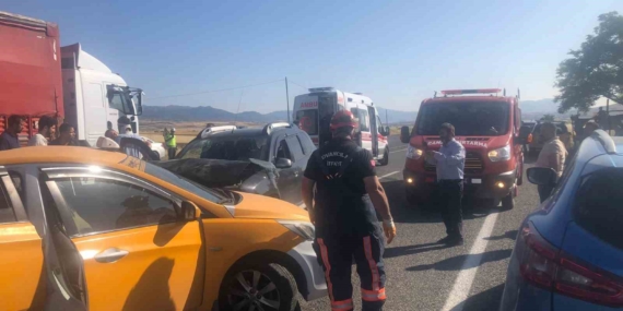 Taksi ve Otomobilin Korkunç Çarpışması: 2 Yaralı! Taksi ve Otomobilin Korkunç Çarpışması: 2 Yaralı!