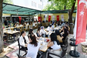 tunceli-valisi-aygol-memleketine-gidemeyen-universitelilere-bayramda-ozel-bir-jest-yapti-c7cecBMw.jpg